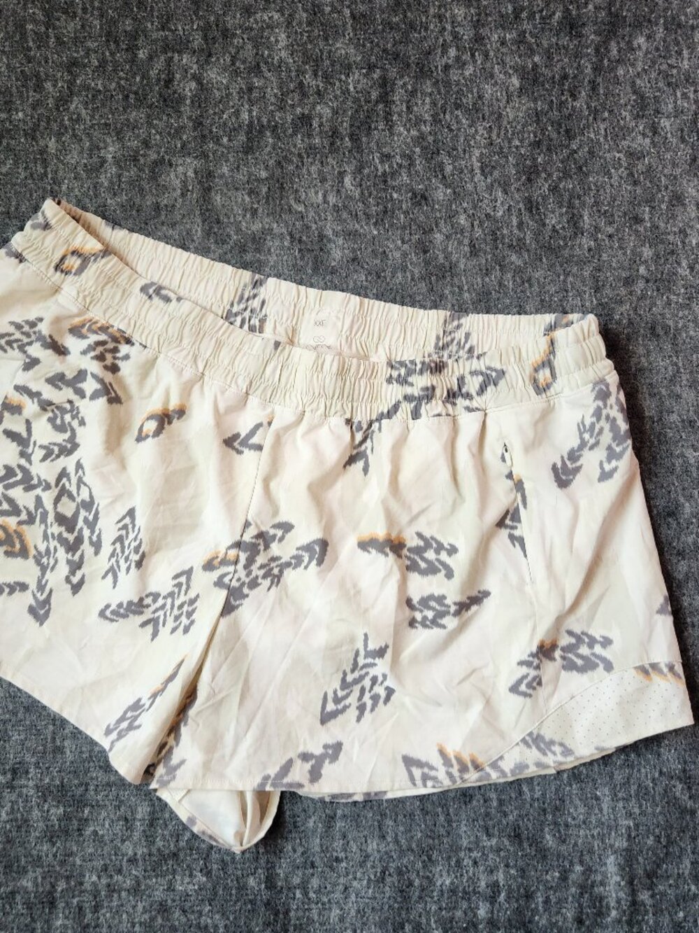 Athleta XXL Run Free Printed Running Shorts Ivory Abstract Zip Pocket